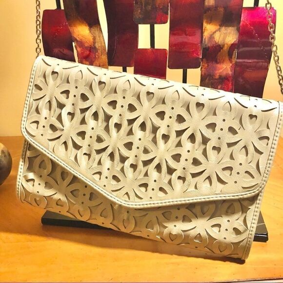 URBANâEXPRESSIONSâCUT OUTâTAN/GOLDâCROSSBODYâCLUTCH - Picture 15 of 16